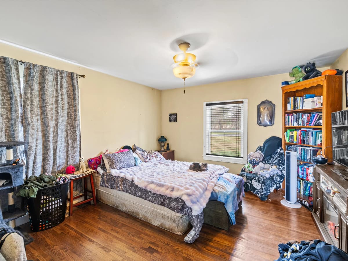 Occupied room after AI furniture removal