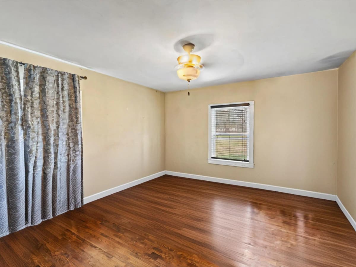 Occupied room before AI furniture removal